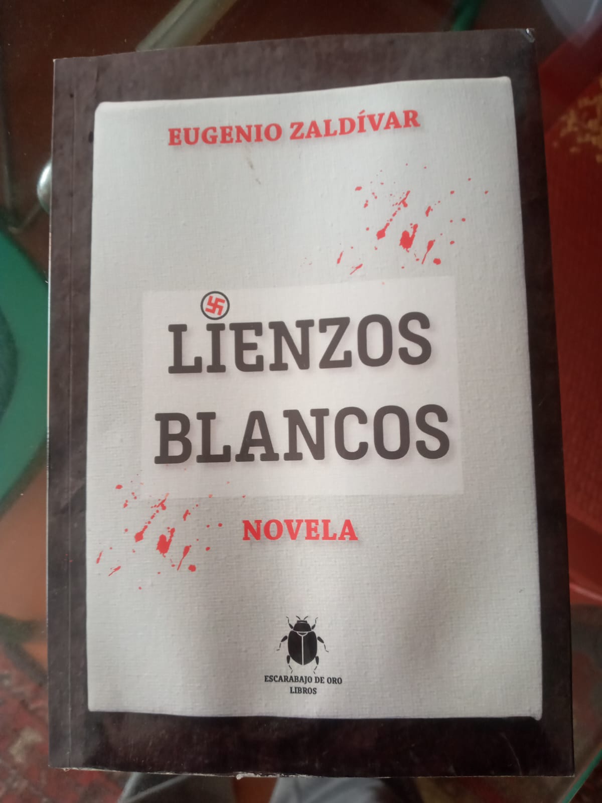 Portada de Lienzos blancos, novela de Eugenio Zaldívar